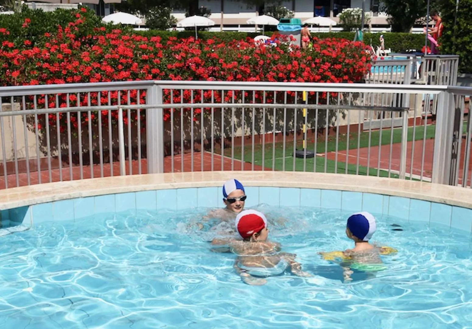 Isa-Holiday Homes With Common Swimming-Pool In Marina Di Bibbona From 400 To 900 Meters From The Sea 公寓